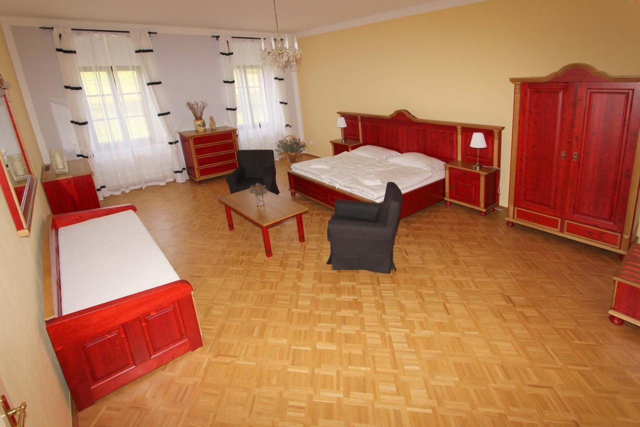 Zamek Liboun Hotel Louňovice pod Blaníkem Buitenkant foto