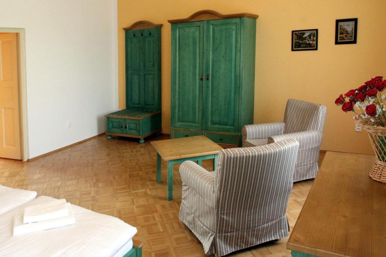 Zamek Liboun Hotel Louňovice pod Blaníkem Buitenkant foto