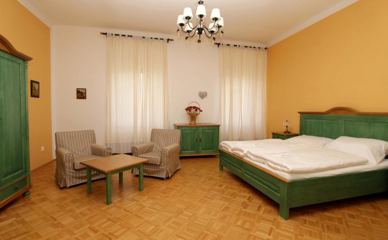 Zamek Liboun Hotel Louňovice pod Blaníkem Buitenkant foto