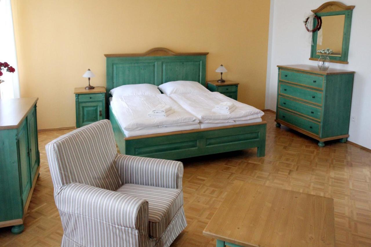 Zamek Liboun Hotel Louňovice pod Blaníkem Buitenkant foto