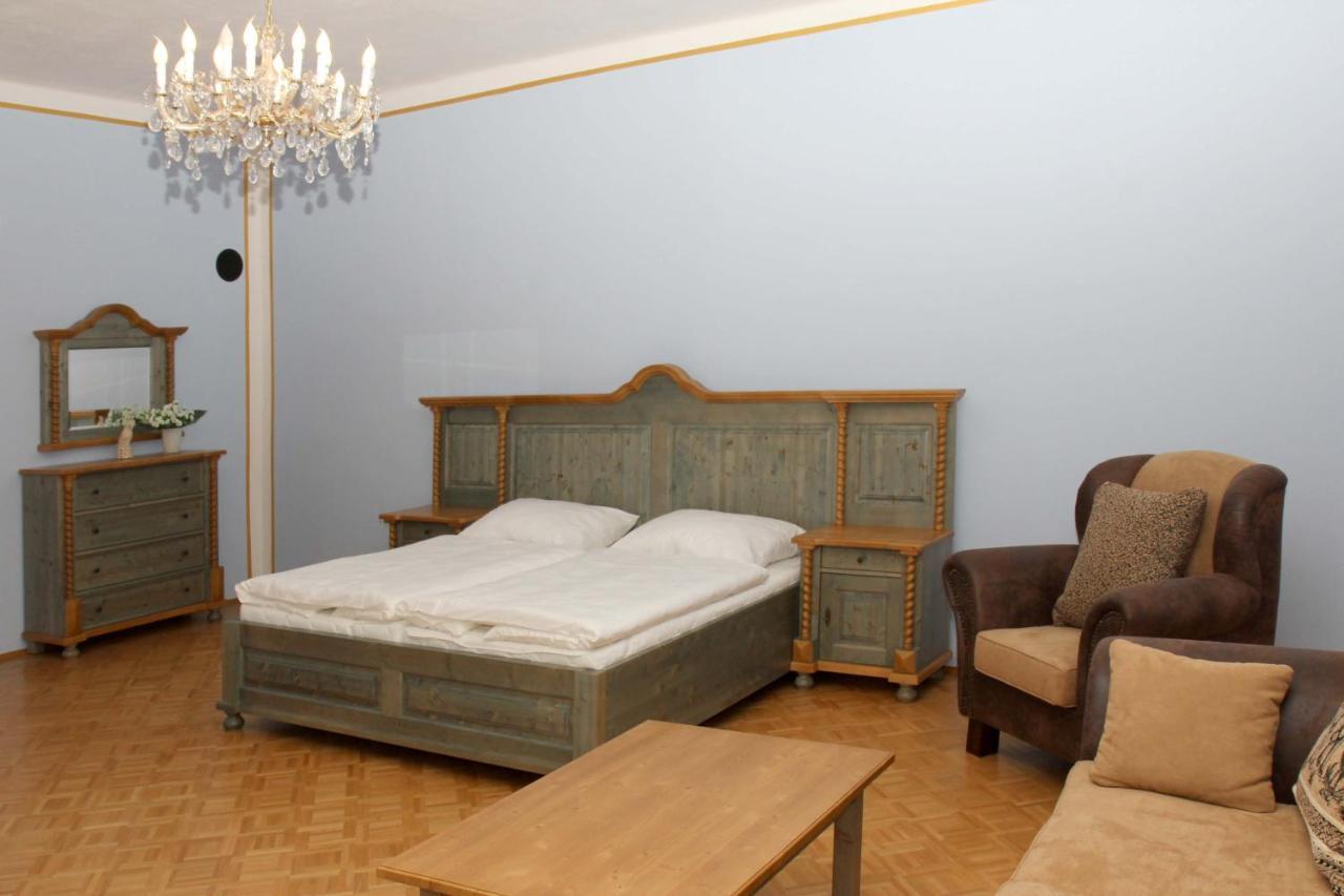 Zamek Liboun Hotel Louňovice pod Blaníkem Buitenkant foto